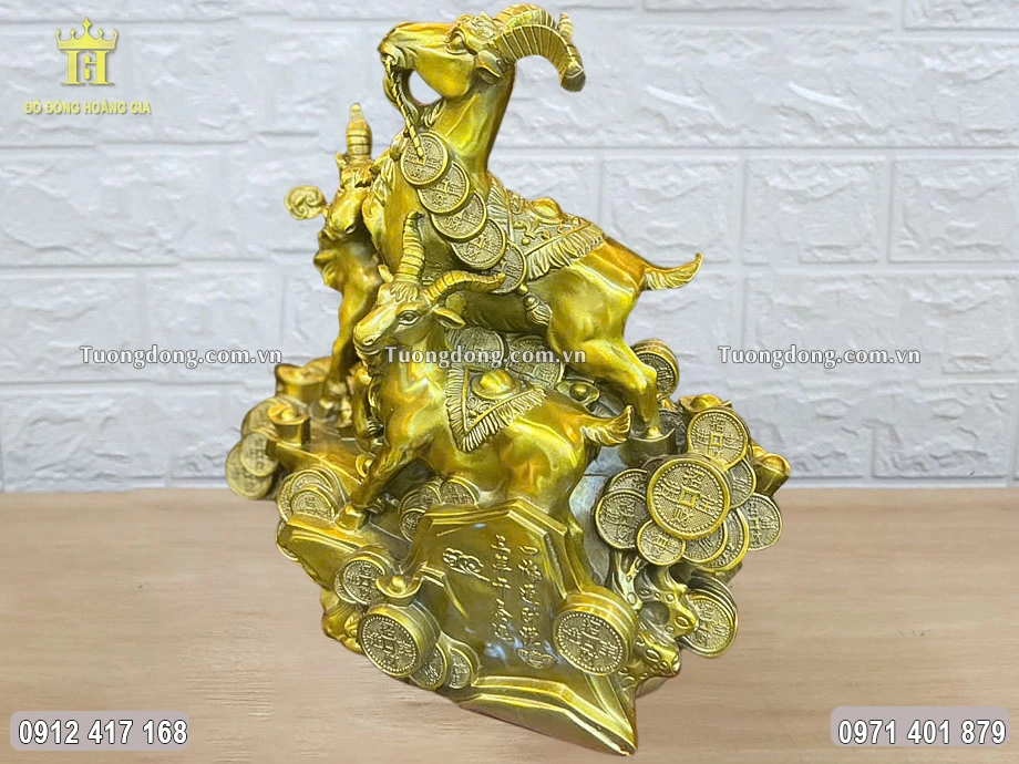 Hình ảnh nhìn nghiêng của bức tượng đồng